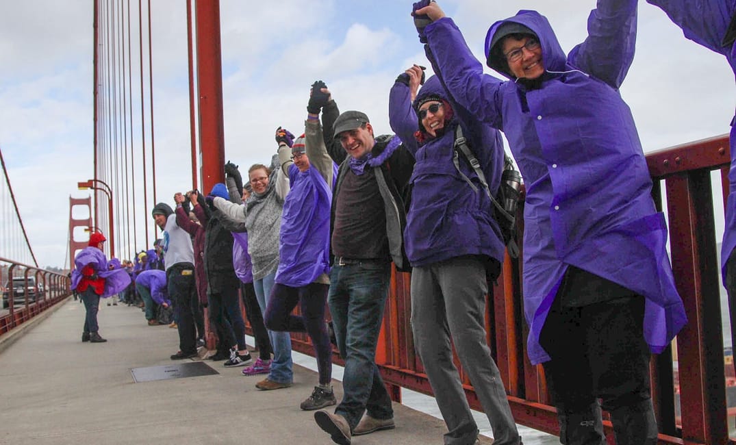 These Inauguration Day Demonstrators Formed a Human Chain Across the Golden Gate Bridge (Photos)