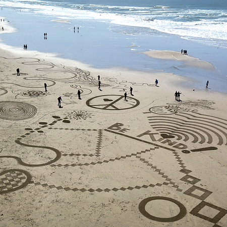 Image of: Ocean Beach goes full crop circle at this massive sand art gathering